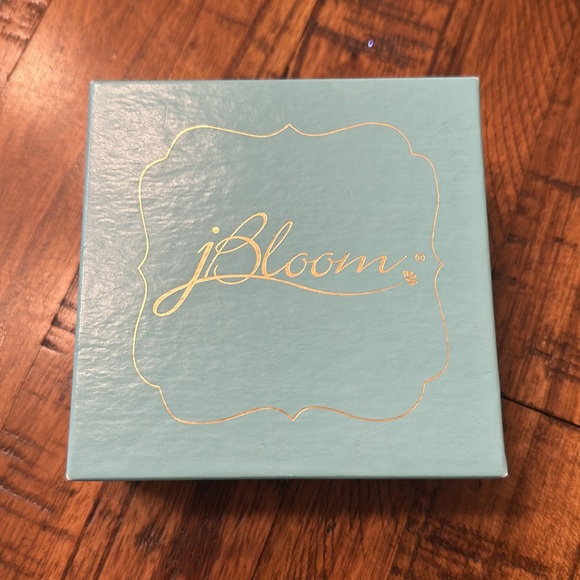 NIB jBloom Stud Sparkle Earrings - Picture 4 of 4